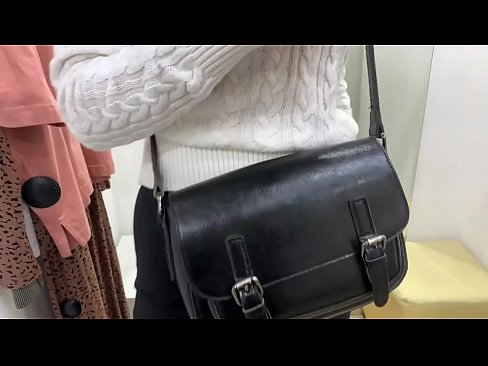 ❤️ Јавна мастурбација на младата кучка FeralBerry со дилдо во фитинг просторијата ️ Дурли кај нас ❌
