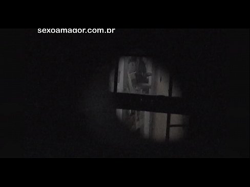 ❤️ Блонди е тајно снимена од воајер од соседството скриен зад шупливи тули ️ Дурли кај нас ❌